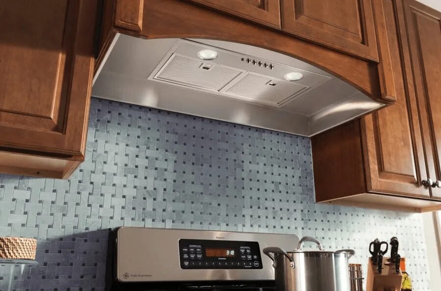 Вытяжка экран. Zigmund & Shtain k 012.5 s кухонная вытяжка. Лучшие встраиваемые вытяжки для кухни 2022. Воздухоочиститель для кухни над плитой. Подвесная вытяжка в интерьере.