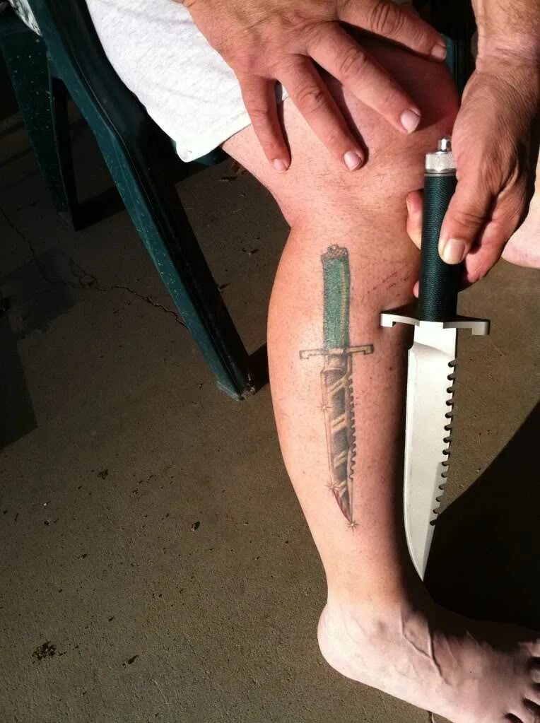 Ножевой человек. Тату нож на ноге. Тату кинжал на ноге. Тату нож на руке.