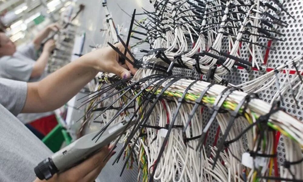 вязальщик схемных жгутов чапаевск. сборщик схемных жгутов. сборка жгутов проводов. вязальщица схемных жгутов. схемных жгутов.