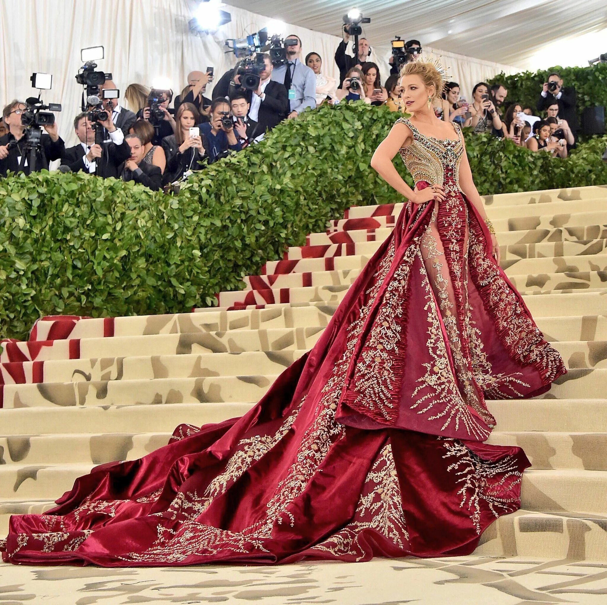 Что такое met gala. Блейк лайвли met gala 2018. блейк лайвли мет гала 2019. платье блейк лайвли на мет гала 2018. блейк лайвли met gala 2020.