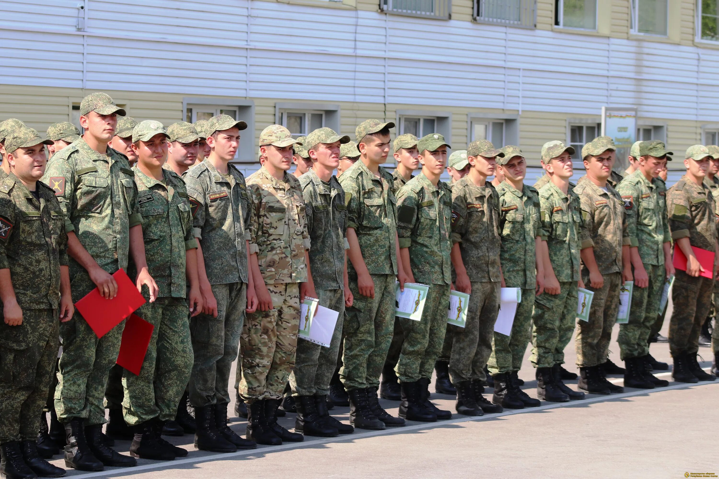 Военные уволенные в запас. Увольнение в запас военнослужащих. Уволенные военнослужащие. Солдат в увольнении. Срочники Южной Осетии.