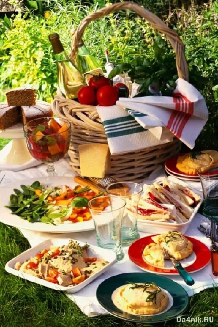 Битва пикников рецепты. Сервировка пикника на природе. Накрытый стол с едой. Сервировка стола на пикнике. Накрытый стол на природе.