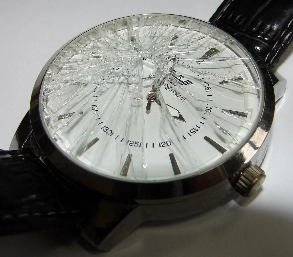 Разбитые наручные часы. Сломанные швейцарские часы. Сапфировое стекло на часах. Наручные часы стекло. Сломанные наручные часы