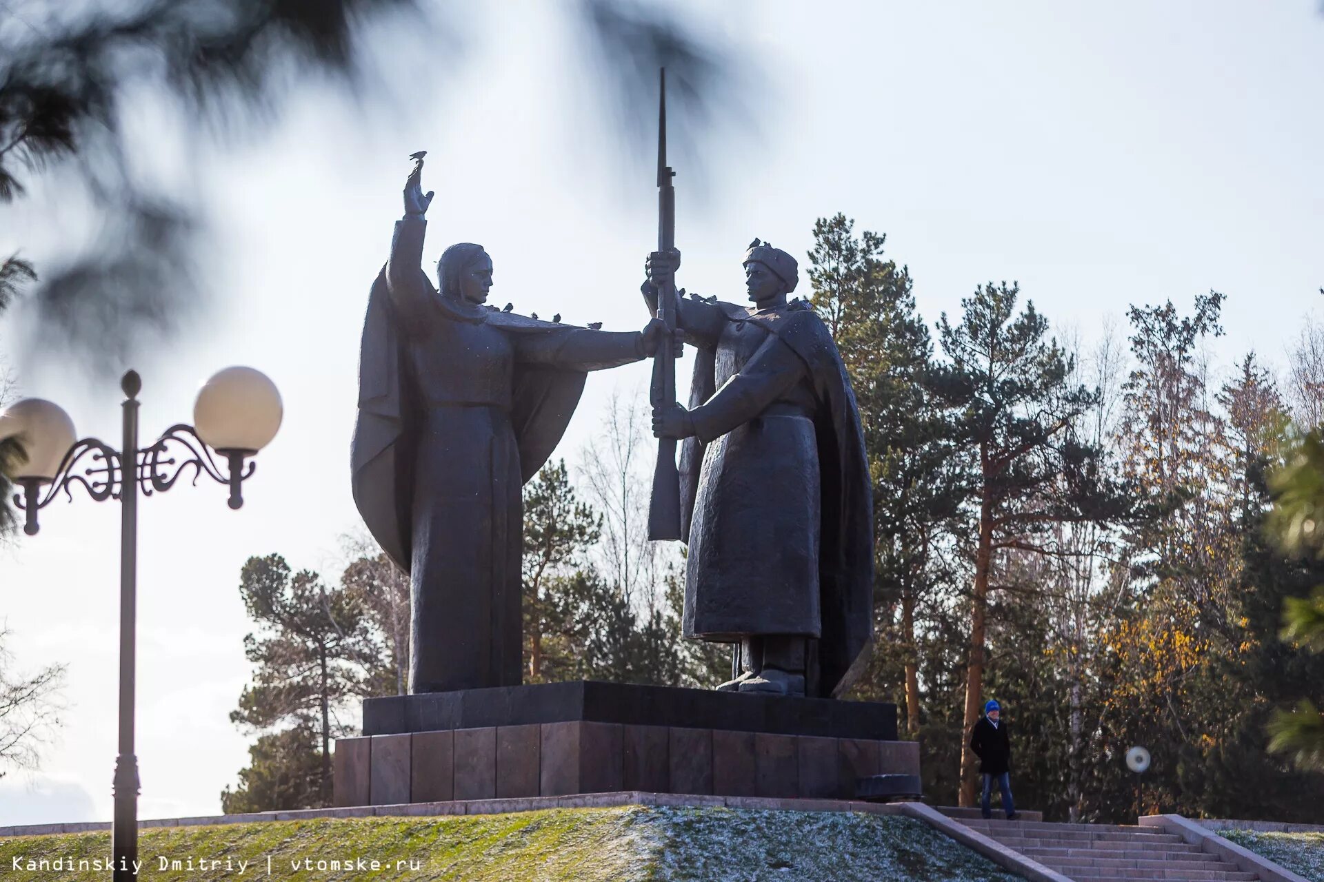 Победа томск. Томск лагерный сад монумент. мемориал в лагерном саду томск. монумент славы томск. монумент славы в лагерном саду.