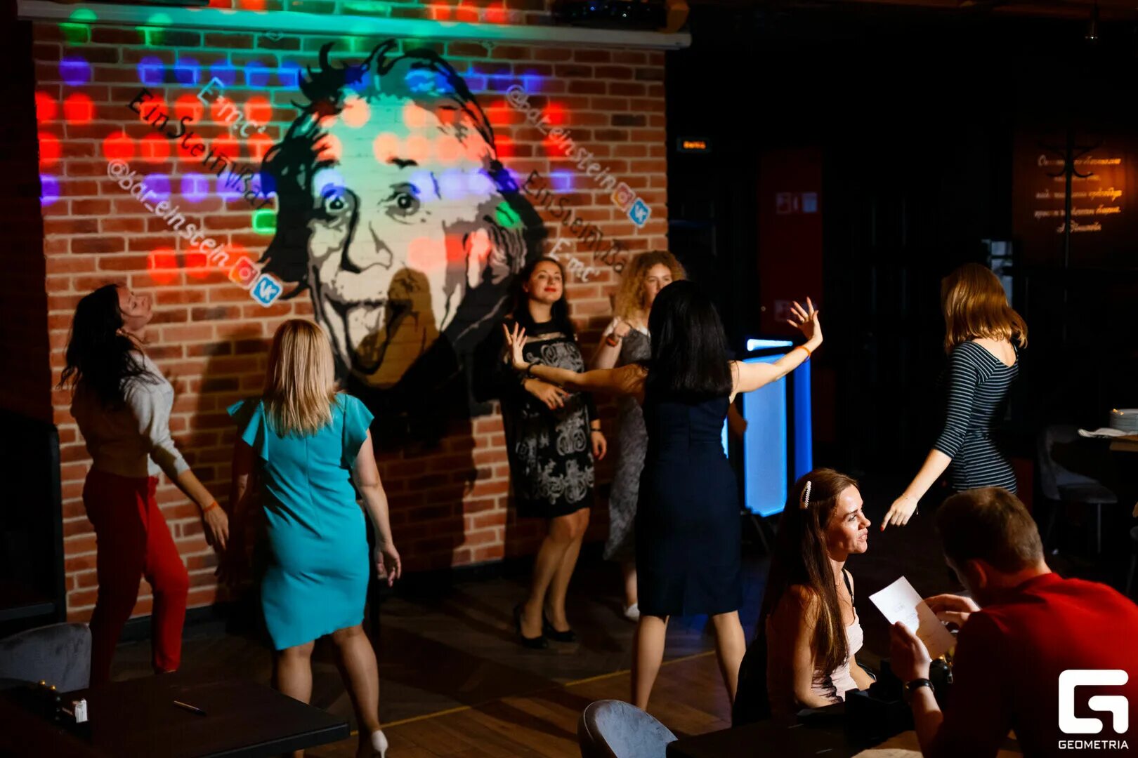 Эйнштейн кафе ростов-на-дону на зорге. Эйнштейн бар. Эйнштейн паб ростов на дону. Эйнштейн бар. Эйнштейн лаунж-бар таганская.