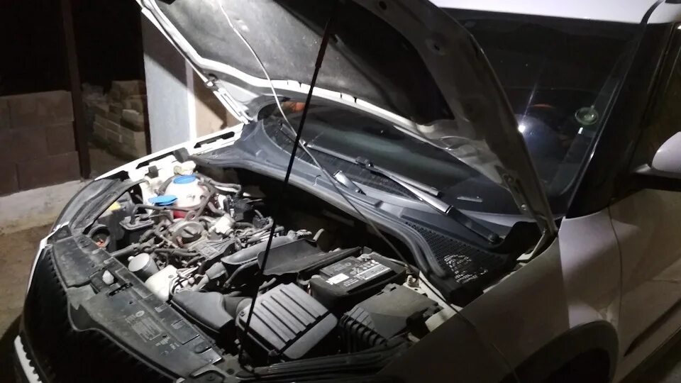 Octavia a7 капот. Упоры капота skoda. Упоры капота skoda. Упоры капота skoda. Капот skoda octavia a7.