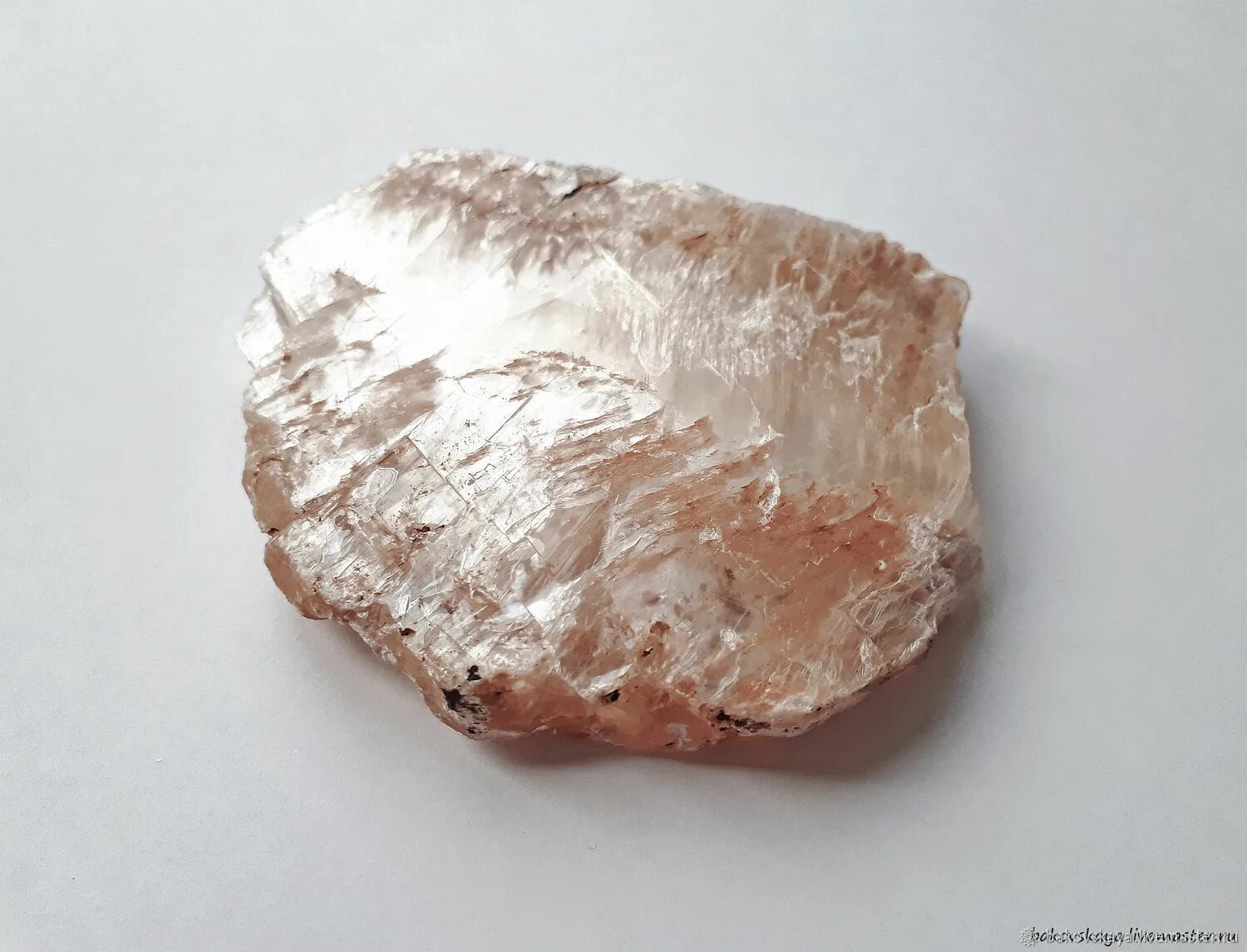 Гипс минерал месторождения. Форма кристаллов гипса. Гипс алебастр минерал. Кристалл гипса зеленый. Гипс caso4 2h2o.