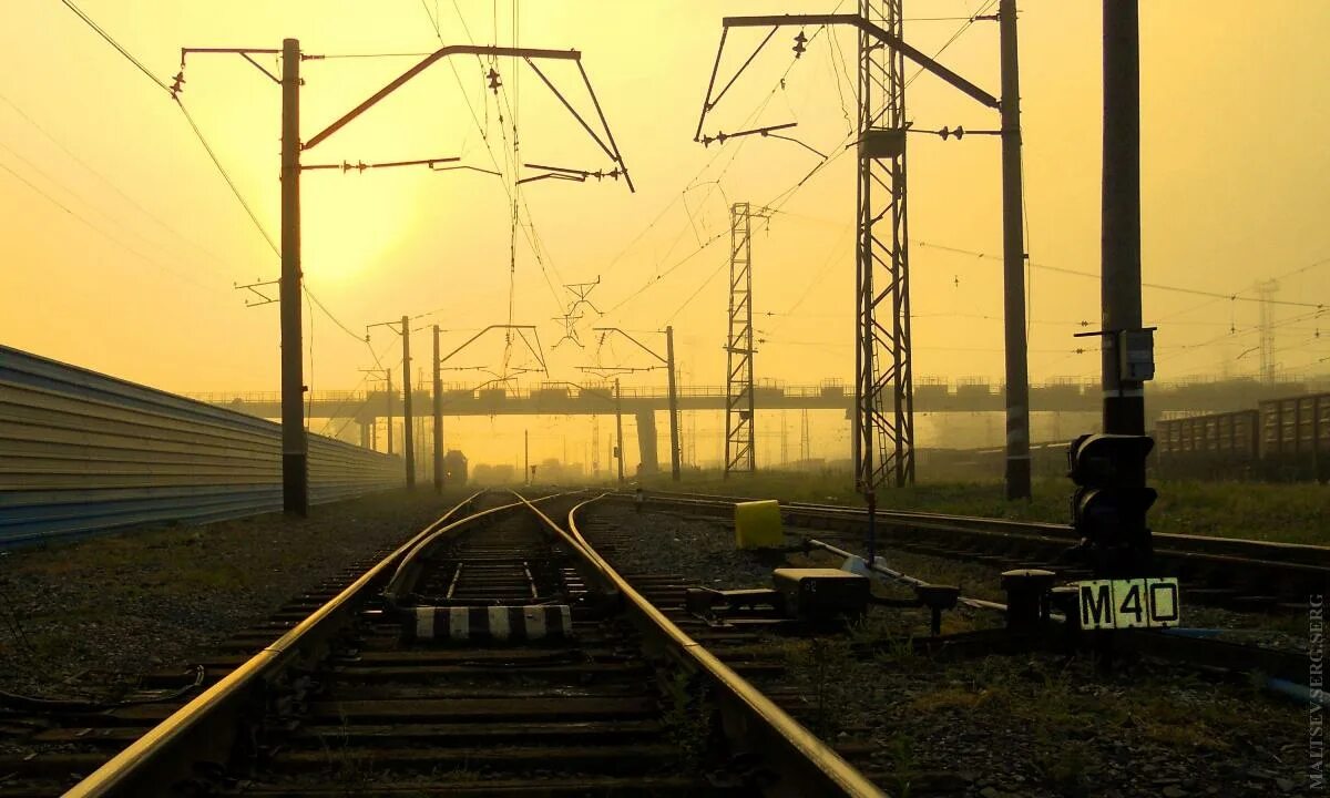 Синий поезд. Поезд электричество. Электрификация железной дороги. Электрификация жд крыма. Железная дорога.