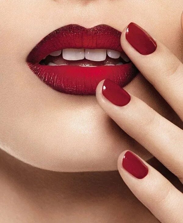 Красный маникюр с губами. Красивые ногти и губы. Девушка с красными ногтями. Губы и ногти. Красный маникюр с губами.