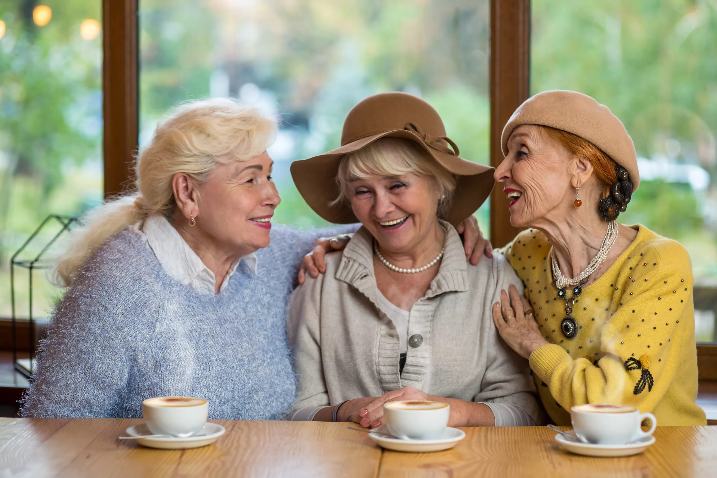 Пенсионеры во Франции. Пожилые люди во Франции. Пенсионеры летом. Пожилые женщины беседуют. День бабушек во франции