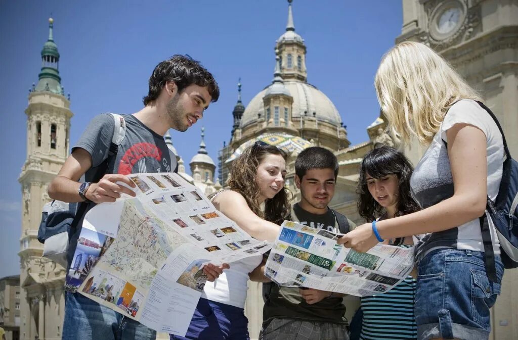 Cultural tourism. Культурно-познавательный туризм. Экскурсионно-познавательный туризм. Туристы на экскурсии. Иностранные туристы в Испании.