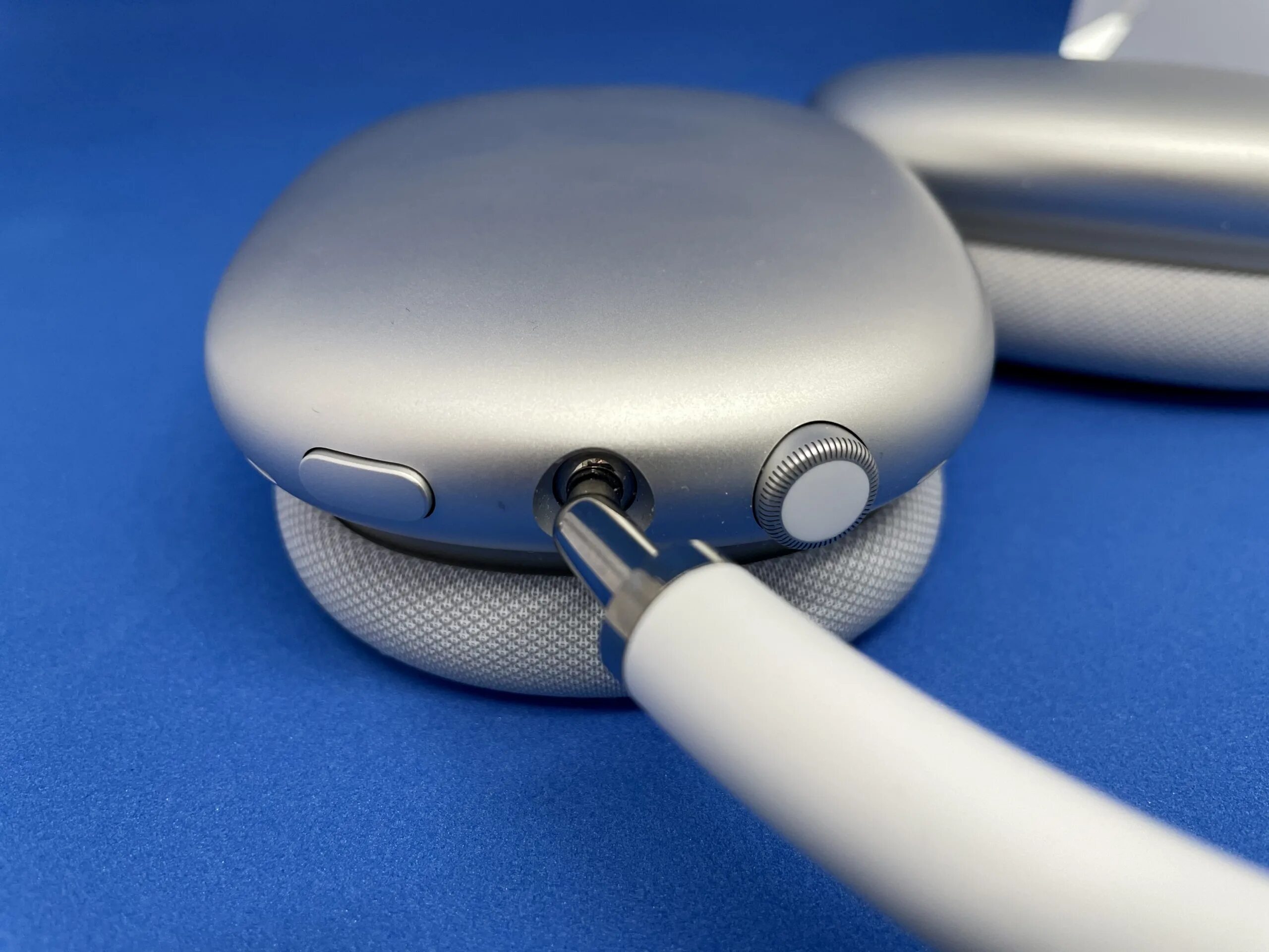 Почему наушник трещит. Наушники Apple. Наушники Apple большие. AIRPODS Pro. Наушники потрескивают.