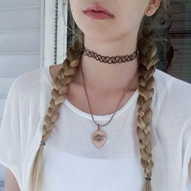 Ключицы у девушек. Девушка с чокером на шее. Елена шейдлина тату. Красивые девушки пол лица. Шея девушки.