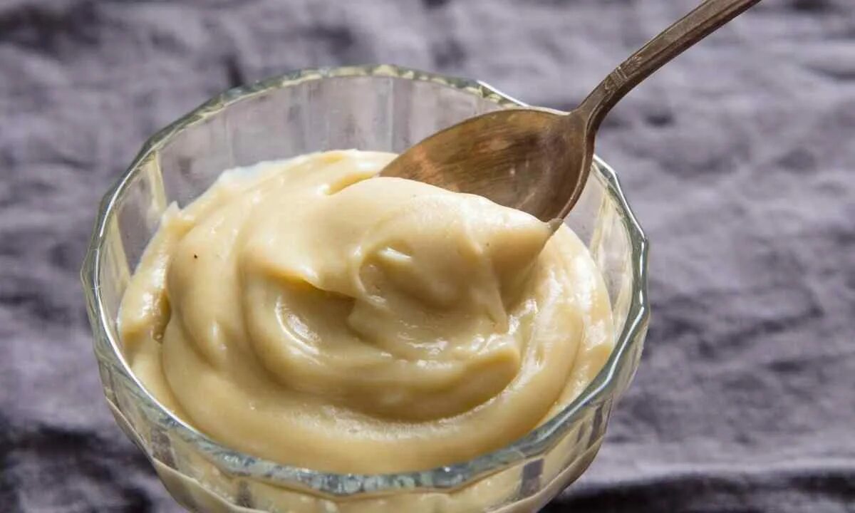 Заварной крем не густеет. Творожно белковый крем для эклеров. Смесь для заварного крема. Заварной молоко. Заварной крем с маслом.