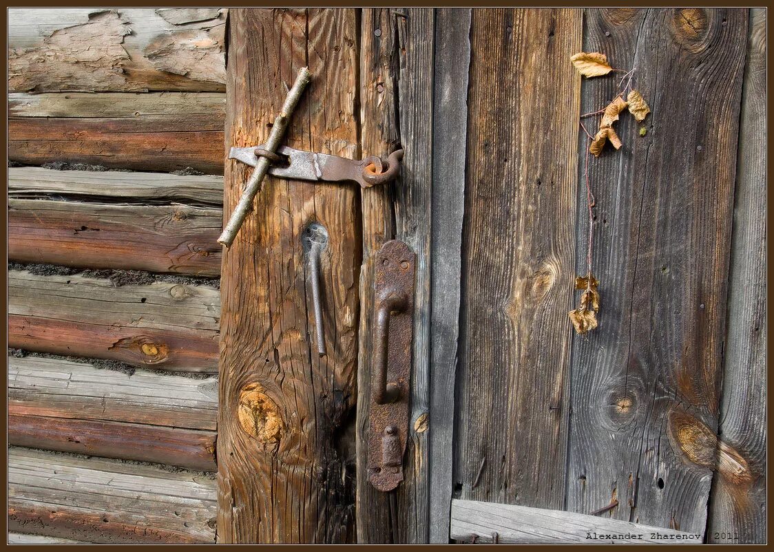 Калитка оказалась не заперта мой попутчик был. Старая деревянная дверь. Закрытая дверь. Деревянная деревенская дверь. Дверь в деревенском доме.
