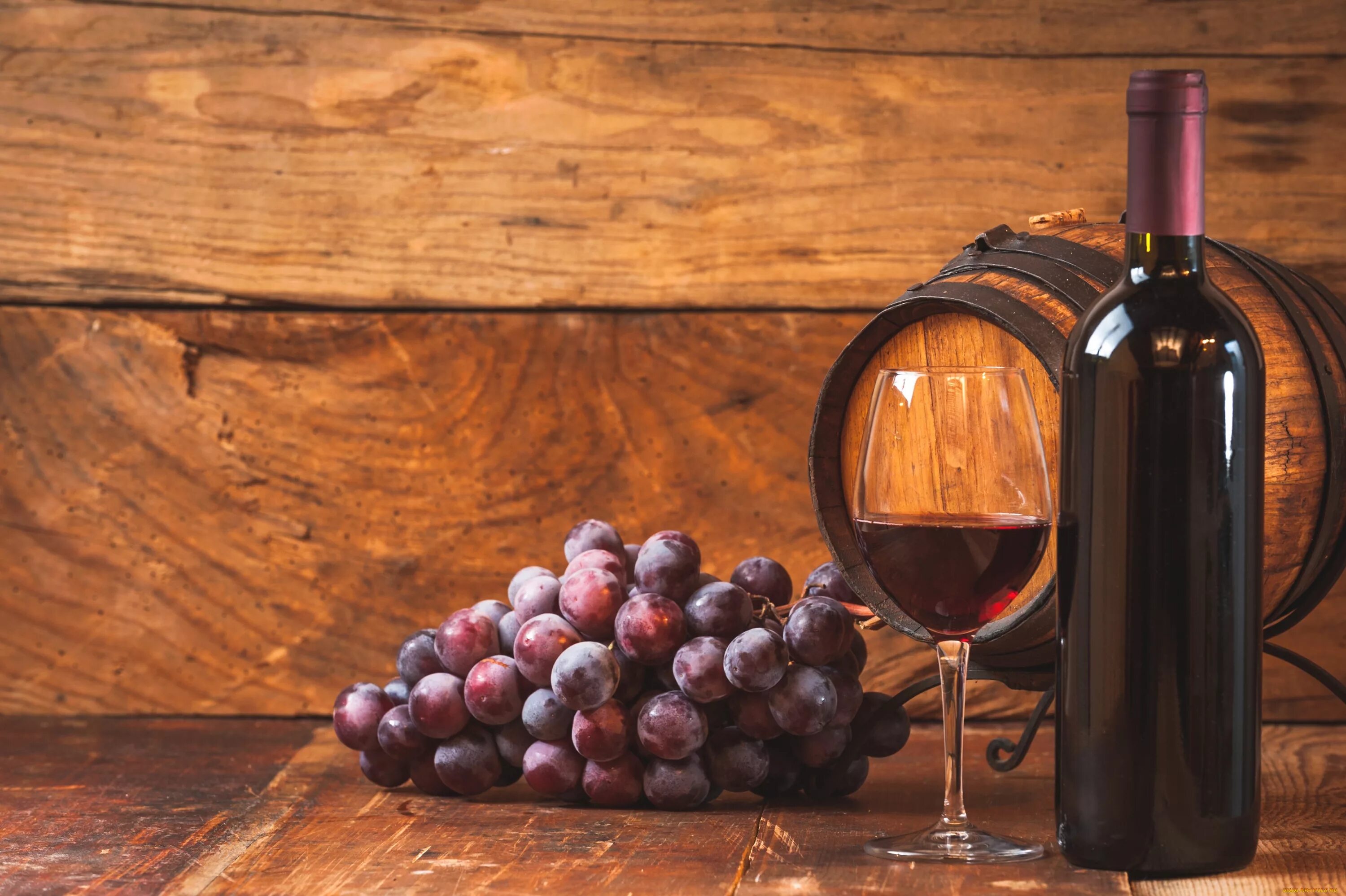 Какой виноград красного вина. Кагор виноград. Кагор Мысхако вино. Красное вино. Вино и виноград.
