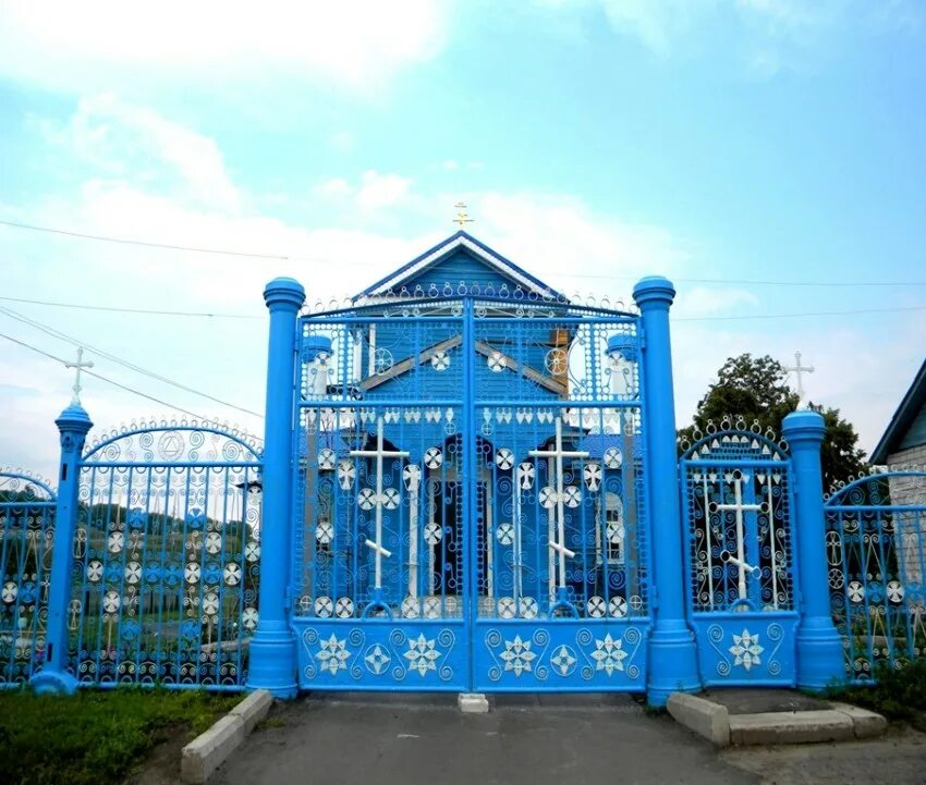 Храм в кромах. Монастырские ворота. Кромские быки курская. Село кромские быки курская. Кромские быки курская.