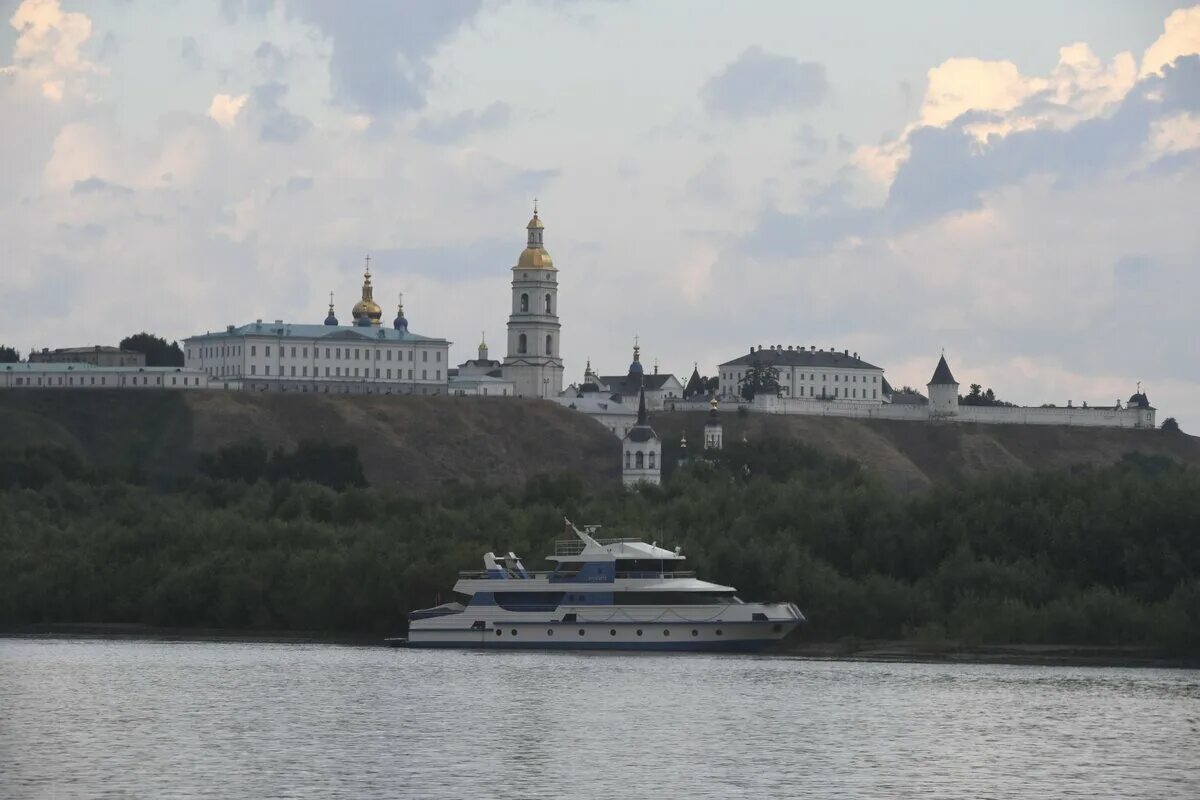 Тобольск кремль набережная иртыша. Река иртыш тобольск. Троицкий мыс тобольск. Тобольск иртыш тобол. Река тобол в городе тобольске.
