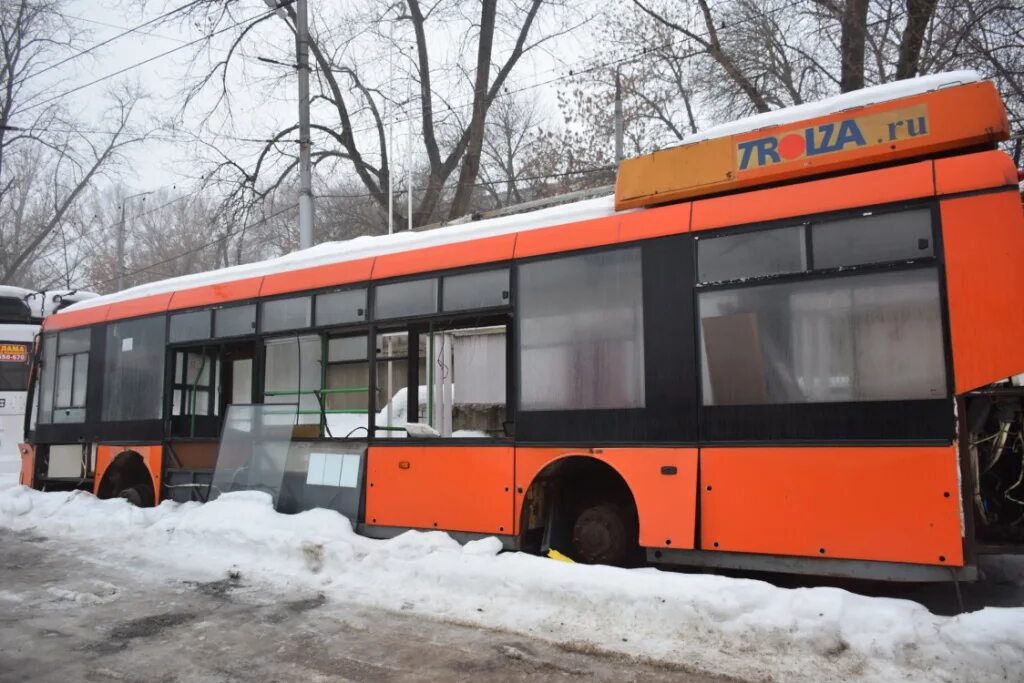 Троллейбус старый в депо Саратов. Кировское троллейбусное депо 2320 троллейбус. Реконструкция троллейбусного депо. Троллейбусное депо Чебоксары.