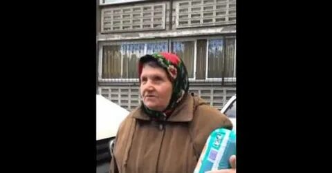 Бабка читает рэп