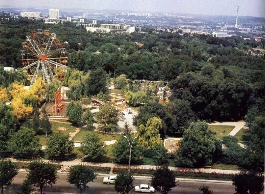 Парки кишинева. Долина роз Кишинев. Парк Долина роз Кишинев. Кишинев в 80х парк Рышкановка. Кишинев парк Долина роз аттракционы.