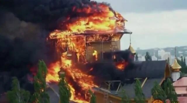 Горящая церковь блэк метал. Горящая церковь московского патриархата. К чему снится что горит церковь. К чему снится пожар в церкви. Церковь горит.