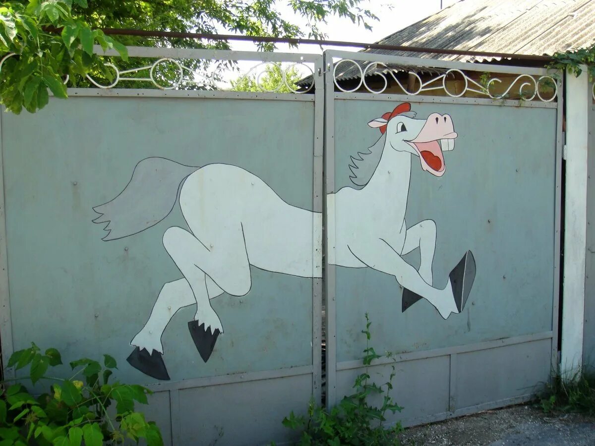 На воротах постою. Забор рисунок. Разрисованный забор. Разрисованные ворота гаража. Гараж рисунок.