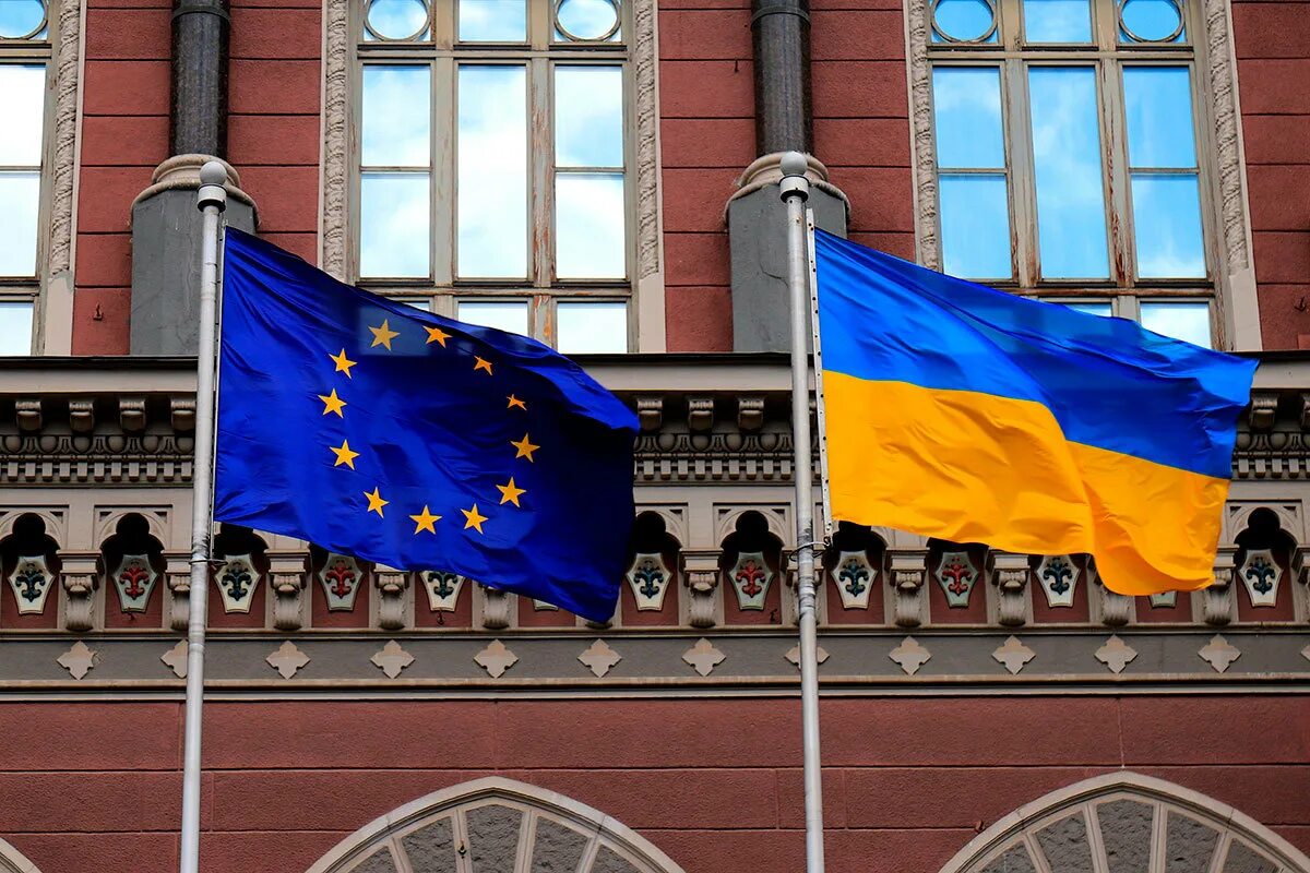Украина получила статус. Флаг Украины и ЕС. Украина и Европейский Союз. Флаг Украины и Евросоюза. Флаг Евросоюза.