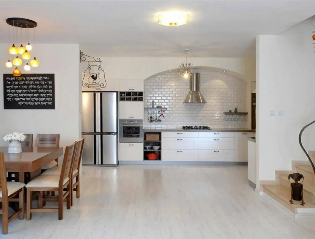 М. Столовая в стиле минимализм. Какой пол в квартире студии. Полимерный пол на кухне. Ламинат кухня гостиная.