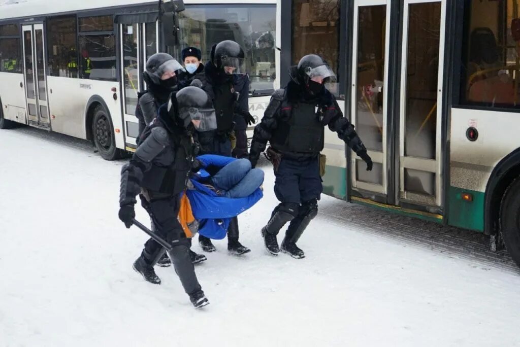 ОМОН СПБ. Петербург протесты фоторепортаж. ОМОН автобус изнутри задержанные. Фото задержанных в Санкт-Петербурге в автобусе.