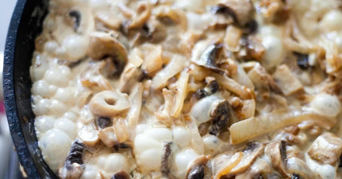 Вкусные грибы в сметане. Грибы в сметане. Жареные грибы со сметаной. Белые грибы со сметаной. Грибы тушеные в сметане.