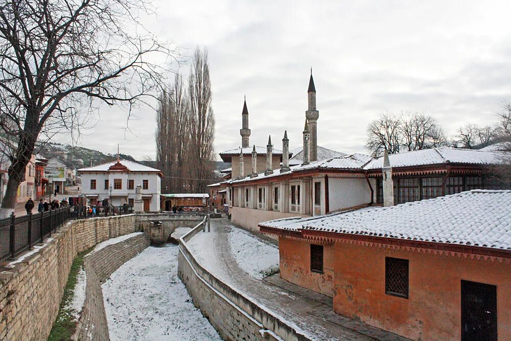 мечеть в бахчисарае ханский дворец зимой. крым бахчисарай поход. погода в бахчисарае на декабрь. пещерный успенский монастырь зимой крым. бахчисарай сейчас.