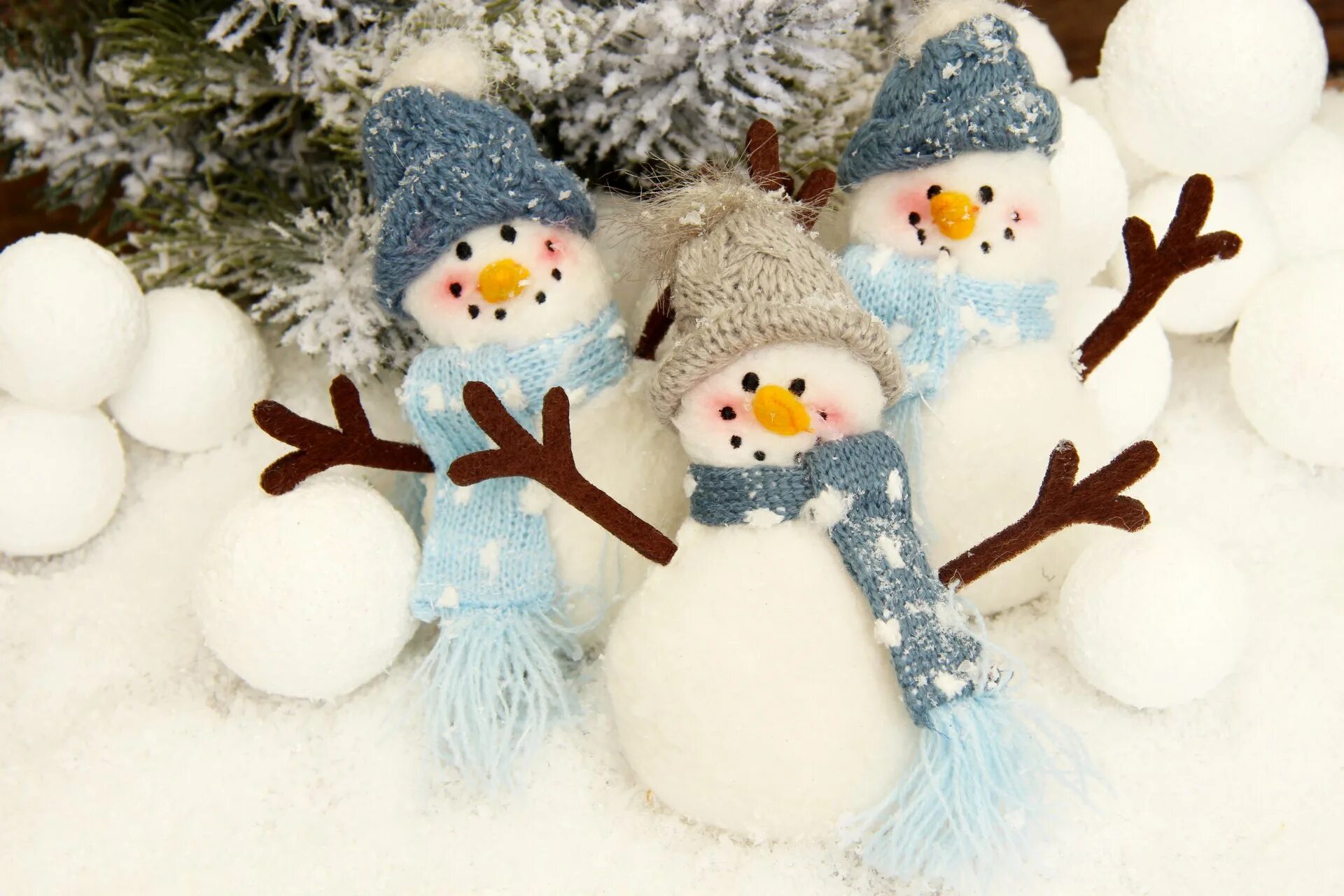 Новый год добрая картинка. Новогодний Снеговик. Снеговик красивый. Три снеговика. Зима Снеговик.