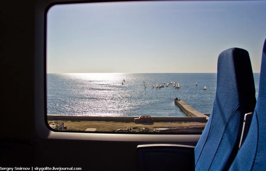 Ехать ли на черное море. Красивый вид из поезда. Вид из окна поезда. Вид из поезда на море. Красивый вид из окна поезда.