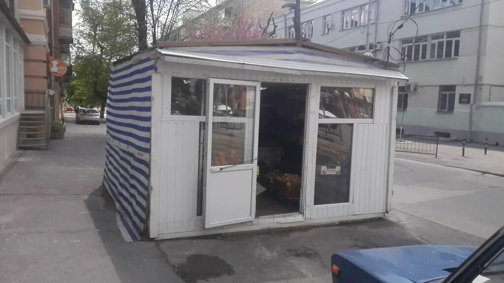 Ларьки для торговли. Киоск аренда. Киоск 12 м. Арендовать ларек. Окно ларька.