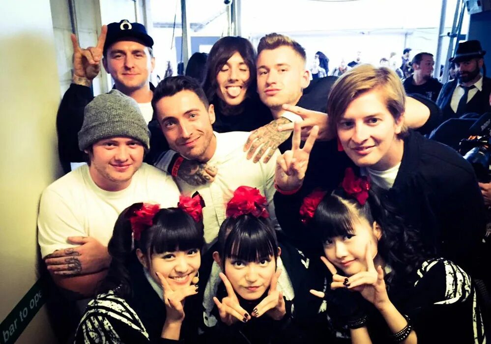 Bring me the horizon babymetal. Bring me the horizon babymetal kingslayer. Abbath and babymetal. Babymetal with bmth. группа bring me the horizon babymetal.