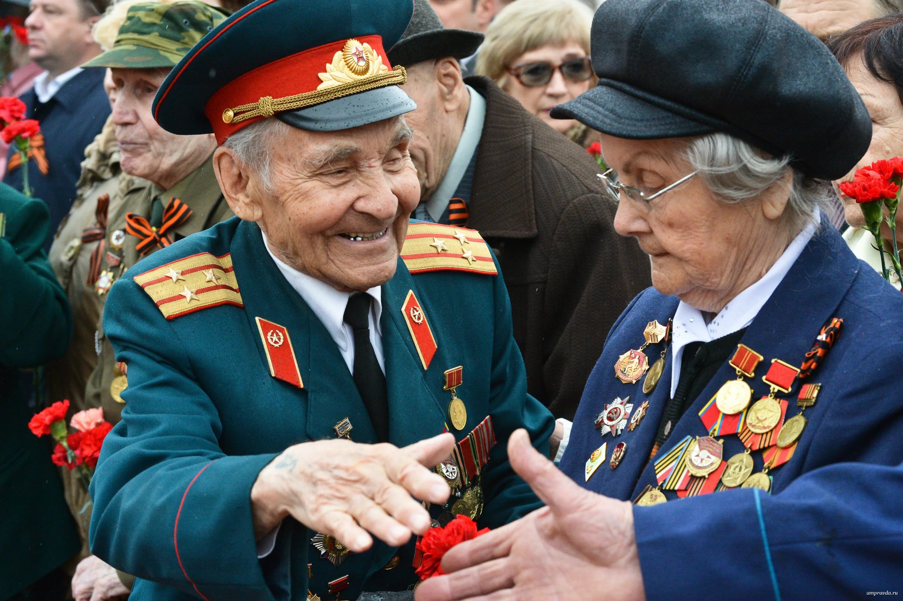 Поздравляем ветеранов великой отечественной. Ветераны второй мировой войны. День Победы ветераны. Ветераны 2 мировой войны. Ветераны на параде Победы.