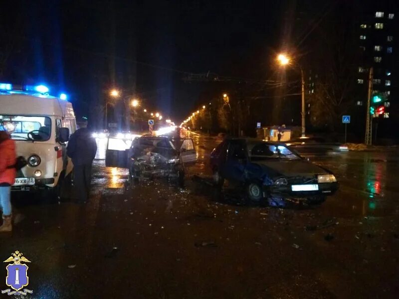 Дтп заволжье. Авария в ульяновске вчера в заволжье. происшествия заволжье ульяновск. авария на созидатели вчера вечером. авария на ульяновском проспекте.