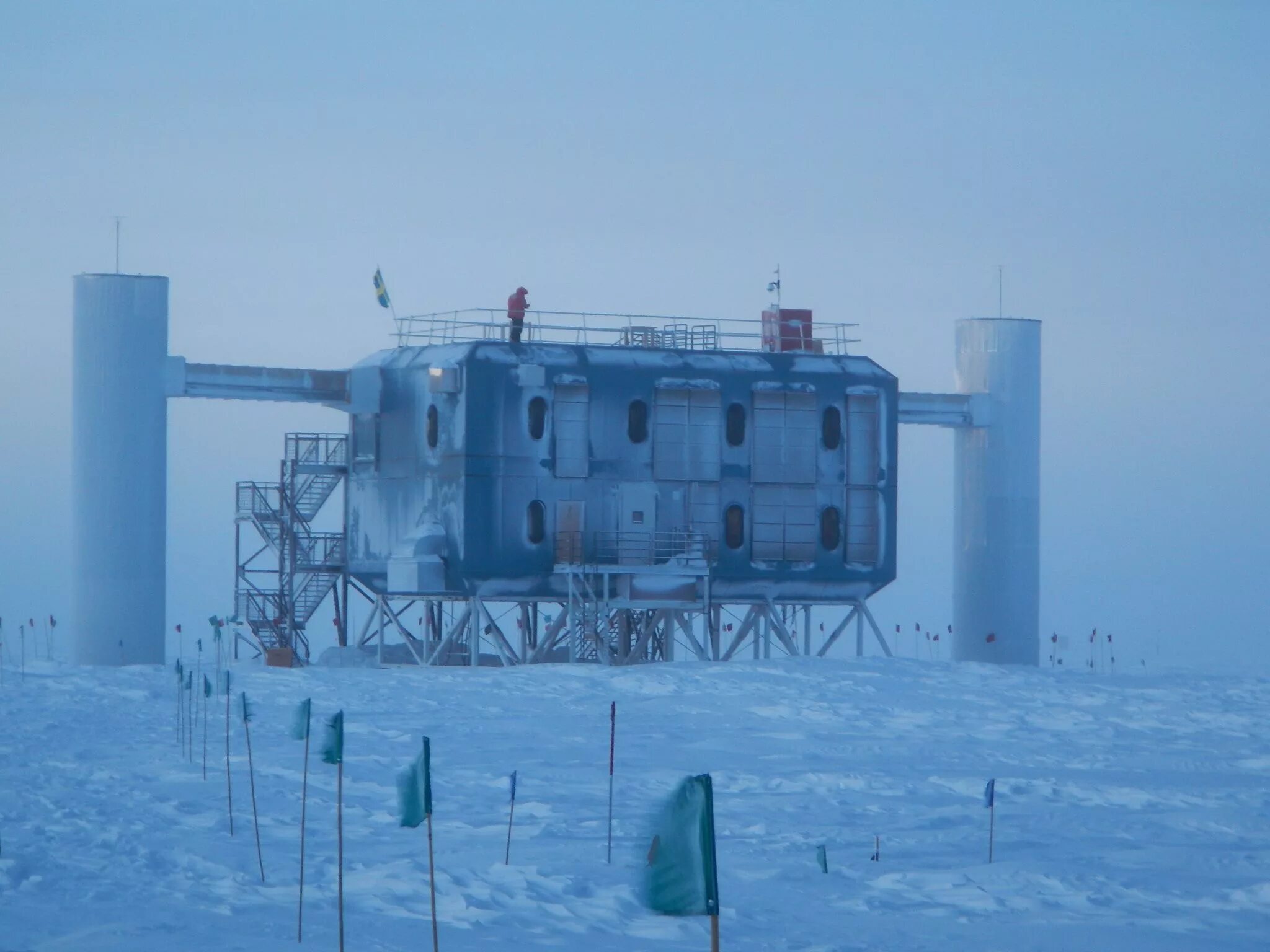 Российские антарктические станции. Мирный (антарктическая станция). Нейтринная обсерватория icecube. Конкордия (антарктическая станция). Амундсен Скотт антарктическая станция.