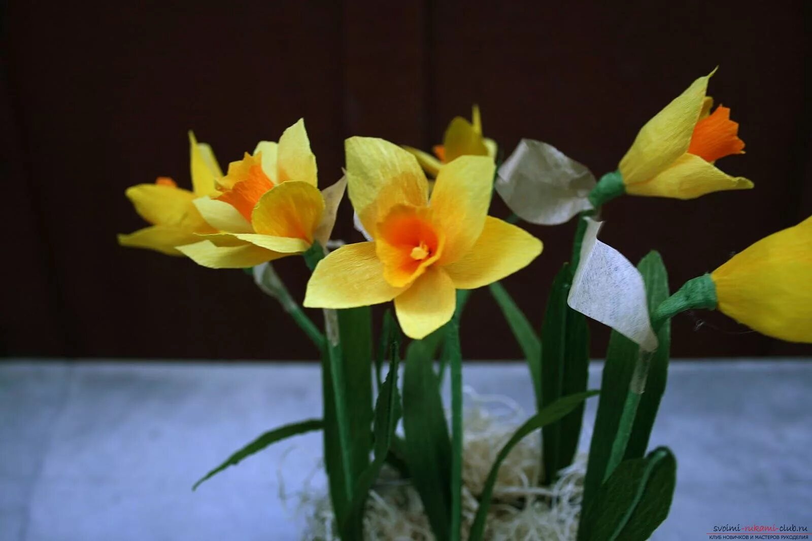 нарциссы из гофрированной бумаги. нарциссы из креповой бумаги. цветок нарцисс креповая бумага. нарциссы из гофрированной бумаги. нарциссы из гофрированной бумаги.