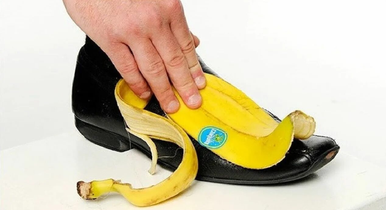 Как использовать кожуру. Банановая кожура. Тапочки бананы. Банановые туфли. Обувь от банан.