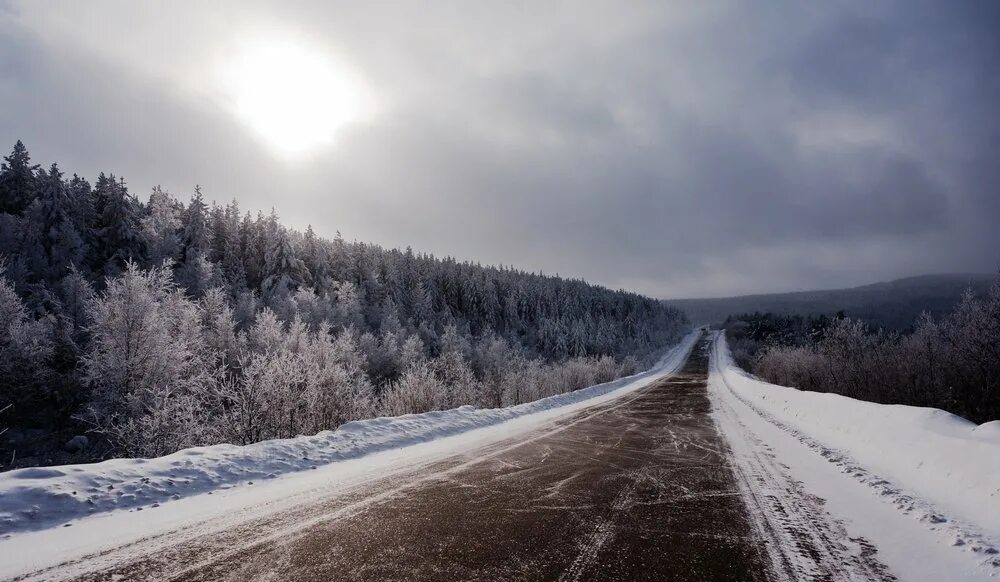 На дороге снег лежит. Заснеженная дорога. Зимняя дорога. Трасса зима. Дорога зимой.