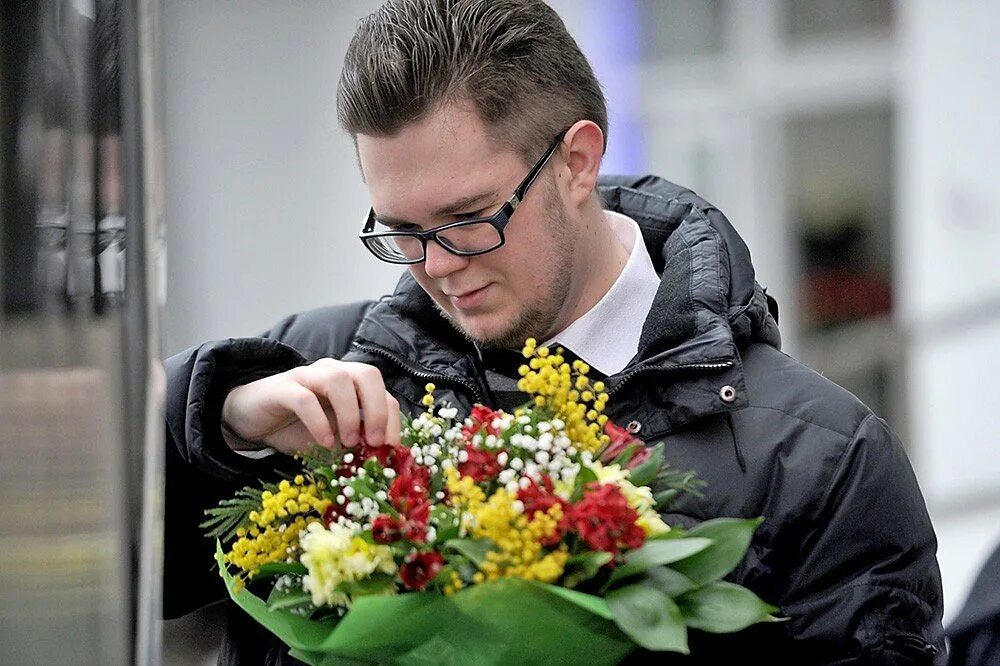 С праздником весны мужчине. Мужчина с цветами. Букет цветов для мужчины. Парень с букетом цветов. Мужчина дарит цветы.