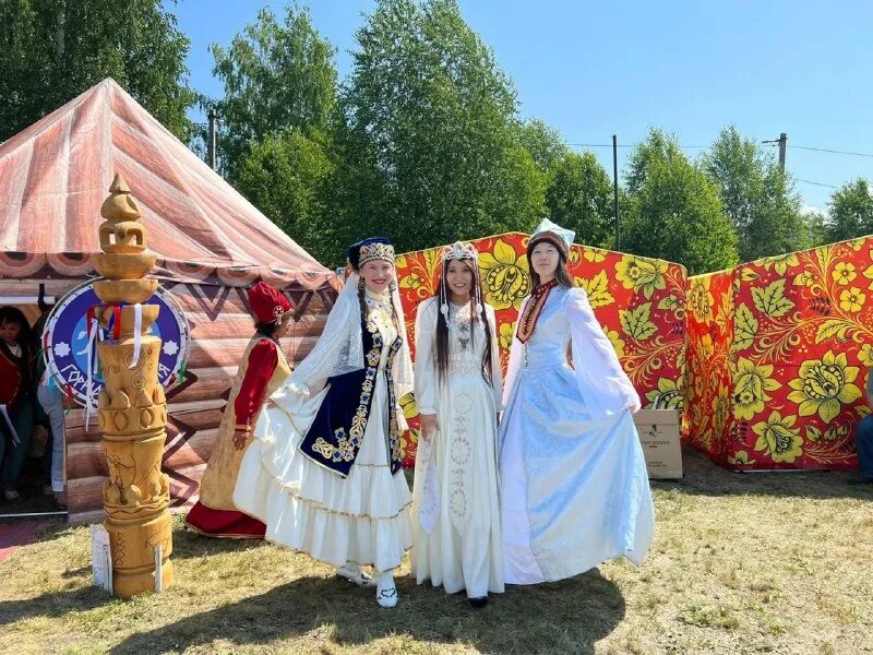 вековые традиции традиционные встречи. русские народные гуляния. вековые традиции предложение со словом. вековые традиции традиционные. народная культура и традиции россии.