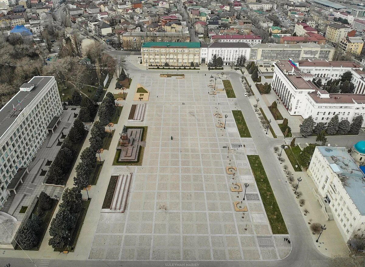 Столица дагестана махачкала фото. Республика дагестан столица махачкала. Площадь им ленина махачкала. Площадь ленина махачкала. Здание правительства дагестана.
