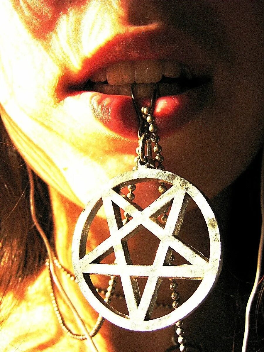 Satanic ritual. Satanic ritual. Сектанты в балахонах. Пентаграмма сатана обряд. Жертвоприношение сатане.