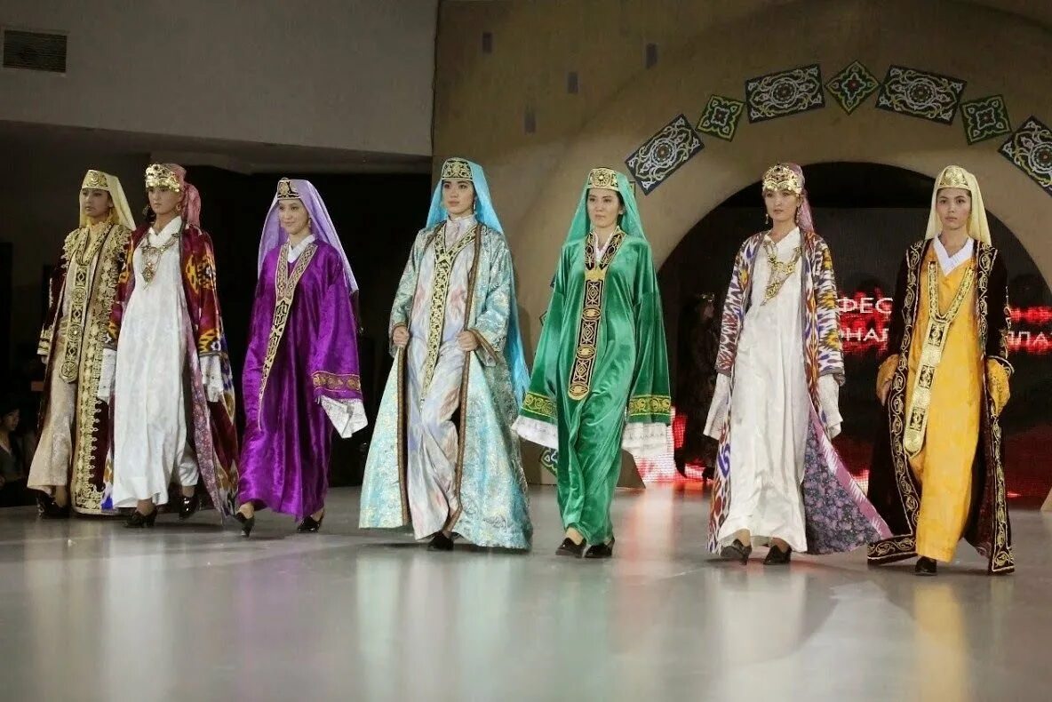 Самарканд Национальная женская одежда. Национальный костюм Самарканда. Национальная одежда Самарканда. Националь костюм Узбекистана.