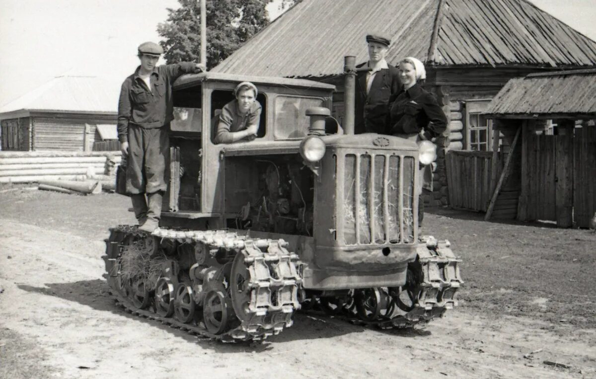 Городские колхозники последние. Кировец ДТ 54. Советский колхозник. Колхозники 30-х годов. Трактор колхоз.