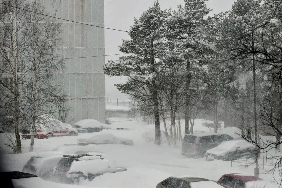 Снег в сентябре какая. Мурманск сильный снегопад. Сугробы в Мурманске. Снег летом в Мурманске. Мурманск 2009.