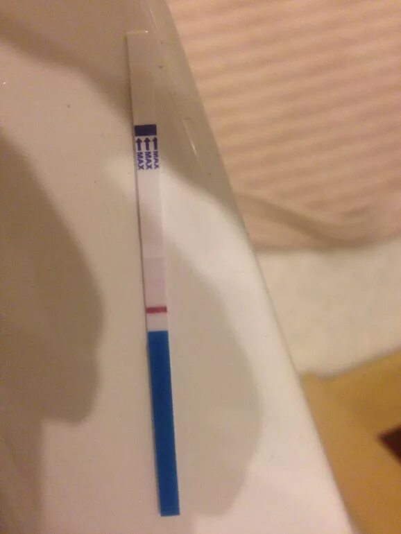 тест с одной полоской. 1 полоска беременности. две полоски на тесте. тест на беременность 2 полоски. тест на беременность 1 полоска.